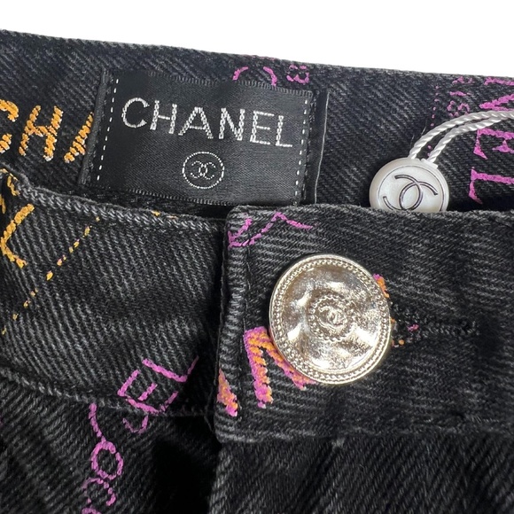 CHANEL LOGO PRINTED BLACK GRAFFITI DENIM JEANS (SIZE 30) 2022 - Picture 7 of 9